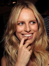 哪些明星咬指甲,揭秘隐藏在优雅外表下的习惯秘密