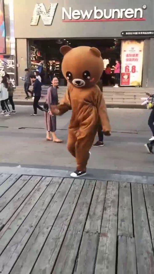 路边跳舞的网红男生,网红男生街头燃情演绎