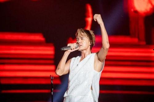 明星现场演唱,明星演唱会精彩瞬间回顾